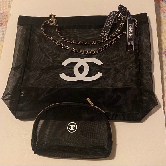 CHANEL
Chanel Mesh tote Bag included
Makeup Pouch - Picture 10 of 13